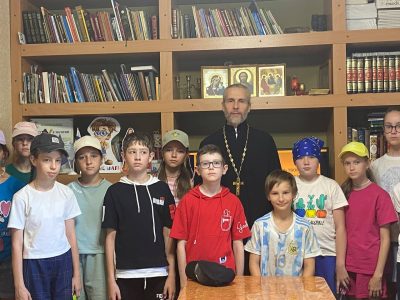 Священник Димитрий Викулин провел беседу с детьми из школьного лагеря в Чемодановке