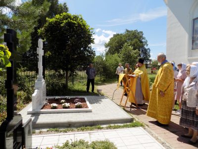 За алтарем Казанского храма села Трофимовка освятили надгробный крест