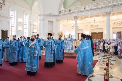 Митрополит Серафим совершил литургию и молебен перед началом учебного года в Спасском кафедральном соборе