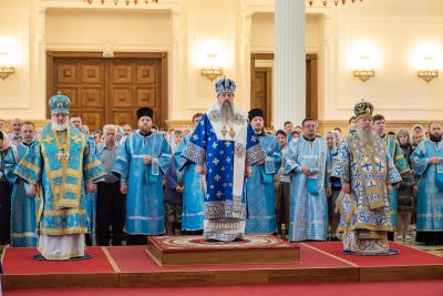 В день чествования Казанской-Пензенской иконы Божией Матери митрополит Серафим возглавил литургию в Спасском кафедральном соборе