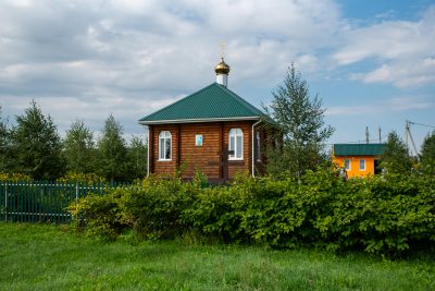 Митрополит Серафим совершил литургию в храме в честь Архистратига Божия Михаила в селе Большая Елань