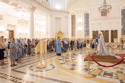 В канун Успения Пресвятой Богородицы митрополит Серафим совершил всенощное бдение в Спасском кафедральном соборе