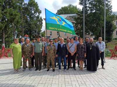 Священник Александр Рысин поздравил с профессиональным праздником десантников и ветеранов ВДВ