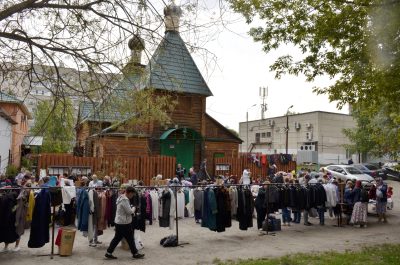 На площади перед храмом Серафима Саровского прошла школьная благотворительная ярмарка