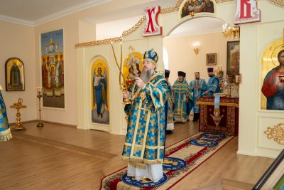 В день отдания праздника Рождества Пресвятой Богородицы митрополит Серафим совершил литургию в Воскресенском храме при епархиальном управлении