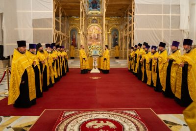 В канун дня памяти святого благоверного князя Александра Невского митрополит Серафим совершил всенощное бдение в Спасском кафедральном соборе