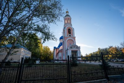 В праздник Воздвижения Креста Господня митрополит Серафим совершил литургию в Петропавловском храме Пензы