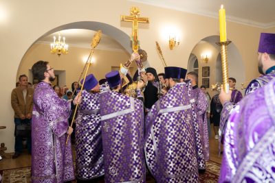 В канун Воздвижения Креста Господня митрополит Серафим совершил всенощное бдение в Воскресенском храме при епархиальном управлении