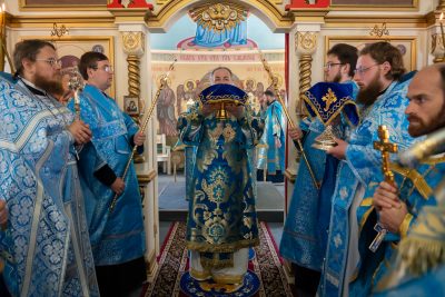 В праздник Рождества Пресвятой Богородицы митрополит Серафим совершил литургию в Успенском храме поселка Победа