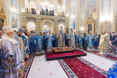 Митрополит Серафим в сонме архипастырей совершил всенощное бдение в Ростовском кафедральном соборе