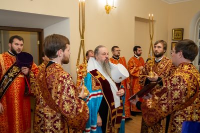 В канун дня памяти священномученика Иоанна Рижского митрополит Серафим совершил всенощное бдение в Воскресенском храме при епархиальном управлении