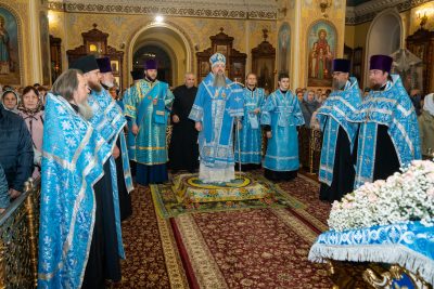 В канун престольного праздника митрополит Серафим совершил всенощное бдение в Покровском соборе