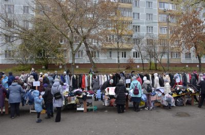 На площади перед храмом Серафима Саровского прошла традиционная благотворительная ярмарка