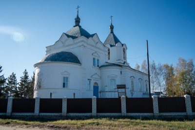 В престольный праздник митрополит Серафим совершил литургию в Покровском храме села Верхний Ломов