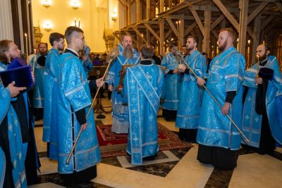 В канун чествования Казанской иконы Божией Матери митрополит Серафим совершил всенощное бдение в Спасском кафедральном соборе