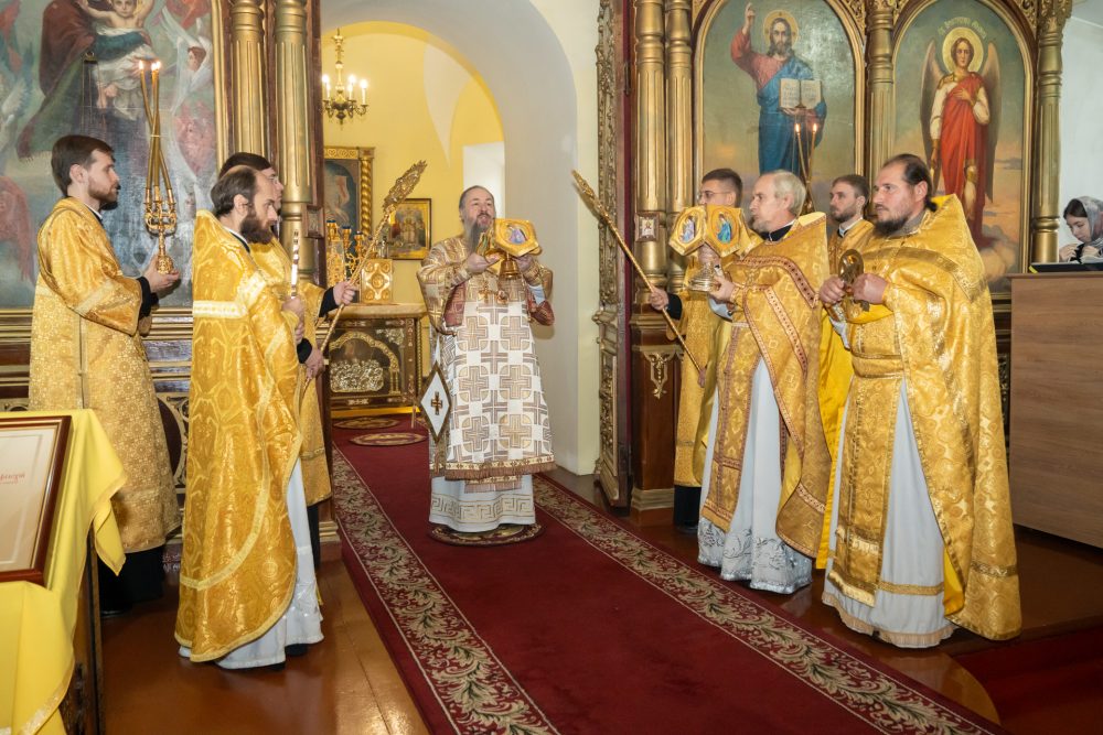 В день памяти священномученика Павлина (Крошечкина) митрополит Серафим совершил литургию в Михайло-Архангельской церкви р.ц. Мокшан