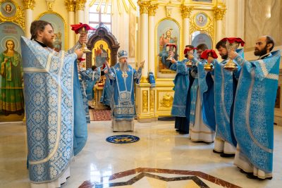 В день Казанской иконы Божией Матери митрополит Серафим совершил литургию в Спасском кафедральном соборе