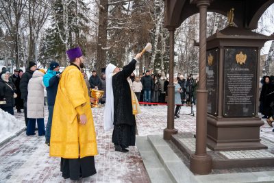 Митрополит Серафим освятил памятник-часовню супругам Киселевым на территории ПГУ