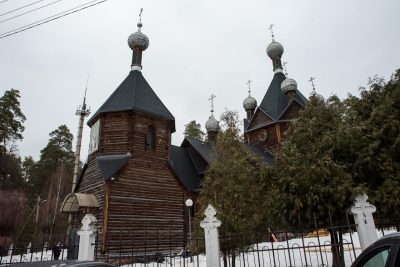 В день памяти святителя Николая Чудотворца и 30-летний юбилей прихода митрополит Серафим совершил литургию в Никольском храме в Ахунах