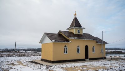 Митрополит Серафим освятил Никольский храм в с. Овчарное и совершил в нем литургию