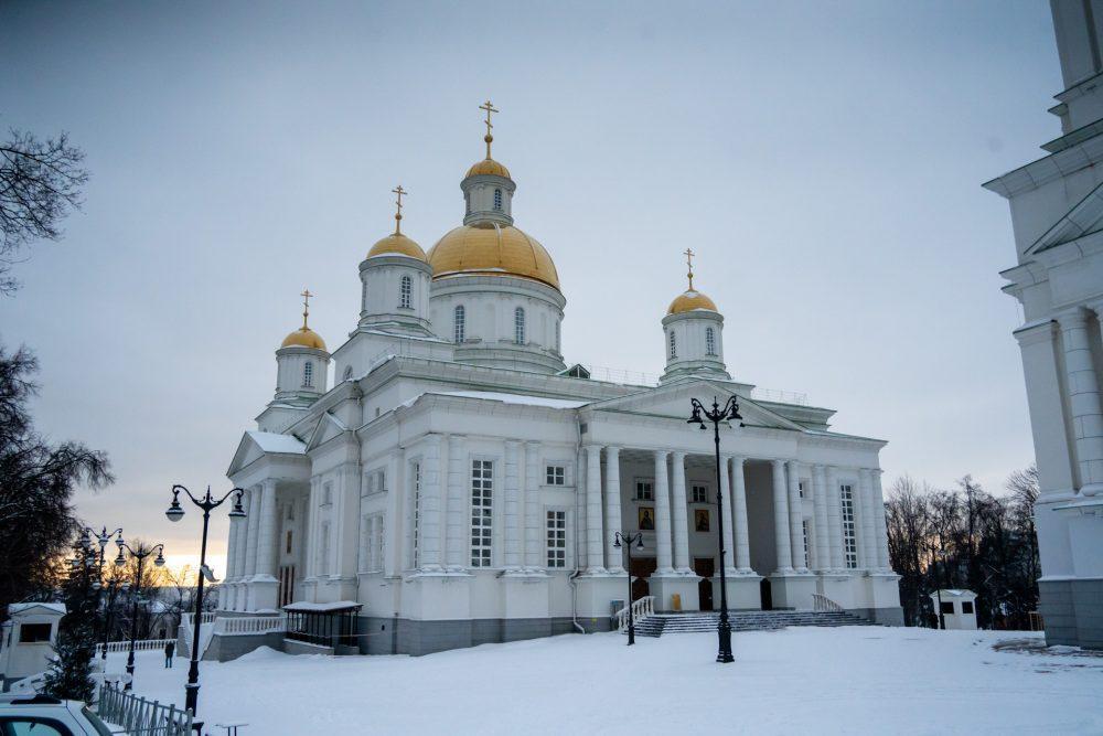 В Родительскую субботу митрополит Серафим совершил литургию в Спасском кафедральном соборе