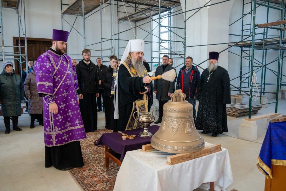 Митрополит Серафим освятил колокол для звонницы храма Всех святых, в земле Российской просиявших, в селе Архангельское