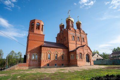 В Светлую субботу митрополит Серафим совершил литургию в Никольском храме рабочего поселка Шемышейка