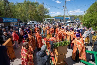 В день Радоницы митрополит Серафим совершил панихиду в Сергиевском храме на Новозападном кладбище Пензы
