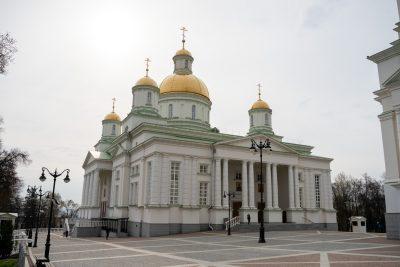 В Страстную Пятницу митрополит Серафим молился на богослужении Царских часов в Спасском соборе Пензы
