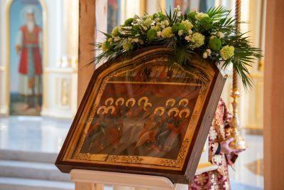 В канун Великого Четверга митрополит Серафим молился за уставным богослужением в Спасском кафедральном соборе
