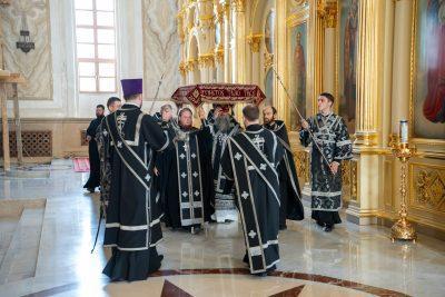 В Великий Пяток митрополит Серафим совершил вечерню с выносом Плащаницы Спасителя