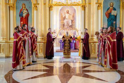 В Великий Четверг митрополит Серафим совершил вечерню и Божественную литургию в Спасском кафедральном соборе