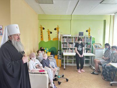 Митрополит Серафим поздравил с праздником Пасхи юных пациентов онкодиспансера