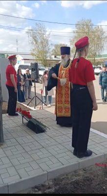 Протоиерей Виталий Ещенко освятил памятник пожарным