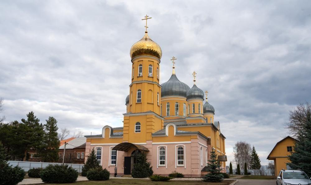 В понедельник Светлой седмицы митрополит Серафим совершил Божественную литургию в Нижнеломовском Успенском женском монастыре