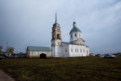 В Неделю о Самаряныне митрополит Серафим совершил литургию в храме Архангела Михаила села Симбухово