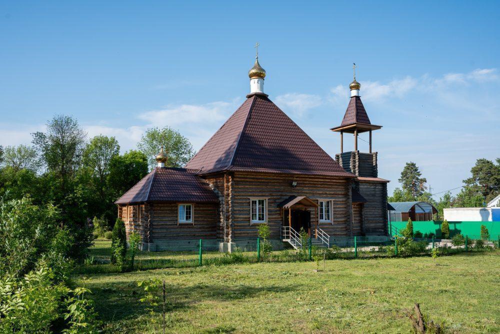 В Неделю 6-ю по Пасхе митрополит Серафим совершил литургию в храме Новомучеников Пензенских поселка Монтажный