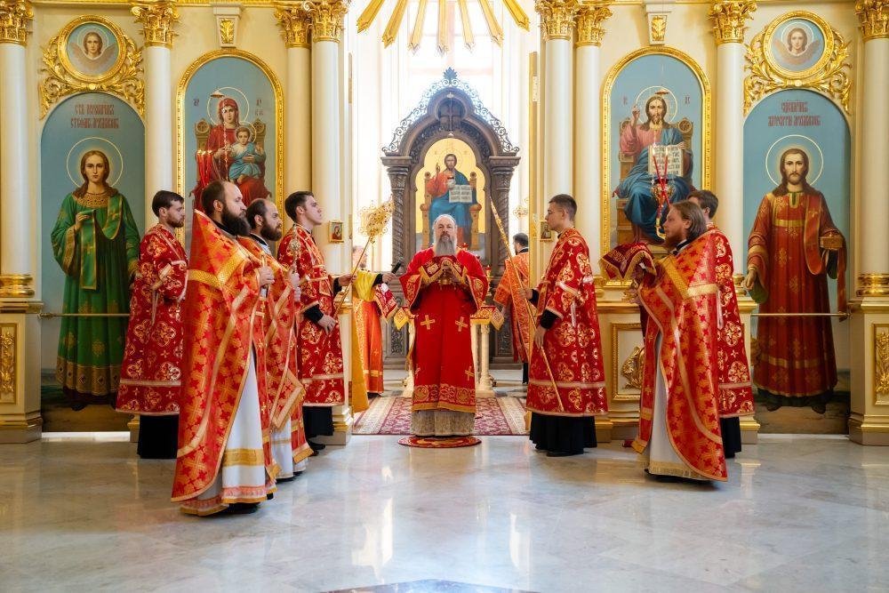 В день отдания праздника Пасхи митрополит Серафим совершил литургию в Спасском кафедральном соборе
