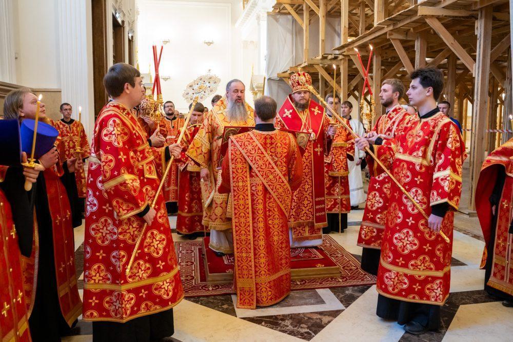 В канун Недели 4-й по Пасхе митрополит Серафим и епископ Сергий совершили всенощное бдение в Спасском кафедральном соборе