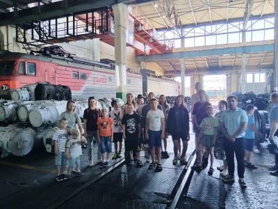 Воспитанники воскресной школы храма Трех Святителей посетили с экскурсией локомотивное депо 