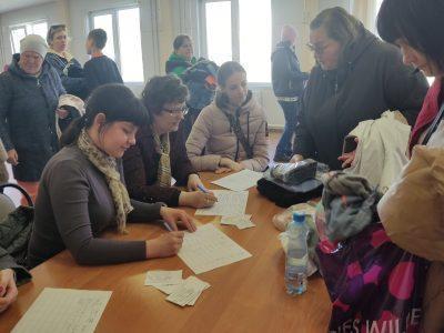 Добровольцы посетили беженцев в пунктах временного размещения