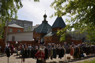 Традиционная благотворительная ярмарка прошла на площади перед храмом Серафима Саровского