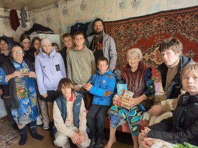 Священник поздравил ветеранов и тружеников тыла с предстоящим Днем Победы