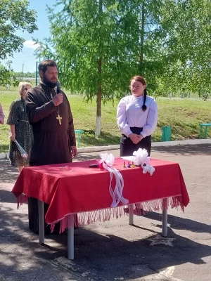 Священник Сергий Беляков принял участие в торжественной линейке