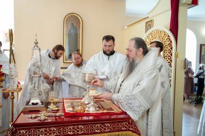 В праздник Рождества Иоанна Предтечи митрополит Серафим совершил литургию в Воскресенском храме при епархиальном управлении