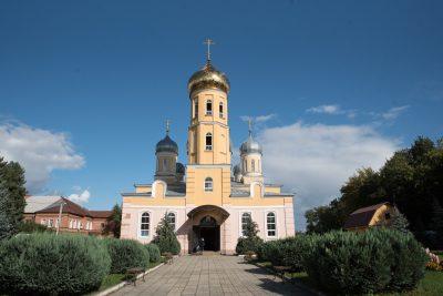 Митрополит Серафим совершил всенощное бдение с чином Погребения Плащаницы в Нижнеломовском Успенском женском монастыре