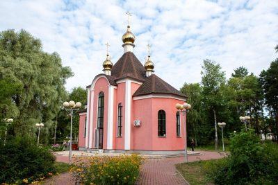 В престольный праздник митрополит Серафим совершил литургию в храме великомученика и целителя Пантелеимона в Заречном