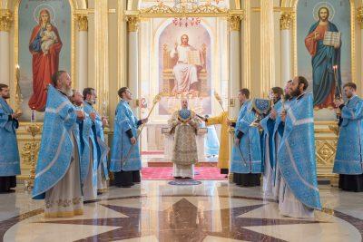 Митрополит Серафим совершил литургию и молебен перед началом учебного года в Спасском кафедральном соборе