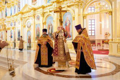 В канун престольного праздника митрополит Серафим совершил всенощное бдение в Спасском кафедральном соборе