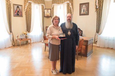 Митрополит Серафим наградил Любовь Шубенкину медалью святителя Иннокентия Пензенского II степени